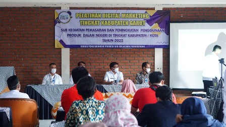 Pelaksanaan Pelatihan Digital Marketing Tingkat Kabupaten Garut yang diinisiasi oleh Disperindag ESDM Garut, di Aula Hotel and Resort Bukit Alamanda, Jalan Raya Samarang, Kecamatan Tarogong Kidul, Kabupaten Garut, Rabu (26/01/2021). (Foto : Anggana Mulia Karsa/Diskominfo Garut).