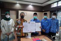 TUNJUKAN. Pemerintah Kabupten  Garut Bersama Bank bjb Cabang Garut Laksanakan Penandatanganan Nota Kesepahaman (MOU) Jasa Layanan Keuangan, di Kantor Bupati Garut, Kamis (13/01/2022).