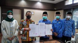 TUNJUKAN. Pemerintah Kabupten  Garut Bersama Bank bjb Cabang Garut Laksanakan Penandatanganan Nota Kesepahaman (MOU) Jasa Layanan Keuangan, di Kantor Bupati Garut, Kamis (13/01/2022).