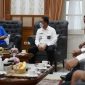 Bupati Garut, Rudy Gunawan menerima kunjungan kerja dari Badan Nasional Penanggulangan Terorisme (BNPT) Republik Indonesia di Ruang Pamengkang, Kecamatan Garut Kota, Kabupaten Garut, Selasa (11/1/2022).
(Foto: Deni Septyan/ Diskominfo Garut)