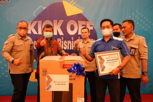 Bupati Garut, Rudy Gunawan menghadiri acara Kick Off Rencana Bisnis Bank 2022 yang digelar oleh BPR Garut di Aula Fave Hotel, Jalan Cimanuk, Kecamatan Tarogong Kidul, Kabupaten Garut, Sabtu (22/1/2022).
(Foto: Deni Septyan/ Diskominfo Garut)