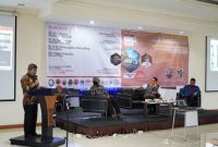 Bupati Garut, Rudy Gunawan menjadi keynote speech dalam acara Seminar Nasional Bencana Hidrometeorologi Kabupaten Garut Tahun 2021 di Aula Universitas Garut, Jalan Raya Samarang, Kecamatan Tarogong Kidul, Kabupaten Garut, Rabu (12/1/2022).
(Foto: Deni Septyan/ Diskominfo Garut)