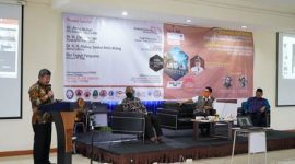 Bupati Garut, Rudy Gunawan menjadi keynote speech dalam acara Seminar Nasional Bencana Hidrometeorologi Kabupaten Garut Tahun 2021 di Aula Universitas Garut, Jalan Raya Samarang, Kecamatan Tarogong Kidul, Kabupaten Garut, Rabu (12/1/2022).
(Foto: Deni Septyan/ Diskominfo Garut)