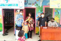 Camat Pasirwangi, Saeful Hidayat, berdama unsur forkpimcam memberikan tiket masuk gratis ke tempat wisata bagi anak-anak yang sudah divaksin, Senin (17/1/2022). (Foto : Dok. Pemerintah Kec. Pasirwangi)