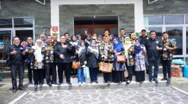 Ketum Dekranasda Garut, Diah Kurniasari, mendampingi Ketum Dekranasda Cianjur, Anita Sinca Yani, melihat produk kerajinan khas Garut di Gedung Parigel, Jalan Cimanuk, Kecamatan Tarogong Kidul, Kabupaten Garut, Selasa (18/01/2022). (Foto : M. Azi Zulhakim/Ilham Kautsar Prawira/Diskominfo Garut).