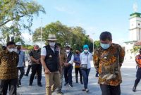 MONITORING. Bupati Garut, Rudy Gunawan mendampingi Gubernur Jawa Barat, Ridwan Kamil monitoring secara langsung pembangunan revitalisasi Alun-Alun Garut yang berlokasi di Kecamatan Garut Kota, Kabupaten Garut, Jum’at (7/1/2022).
(Foto: Deni Septyan/ Diskominfo Garut)