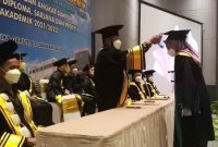 Ketua Stikes Karsa Husada Garut H. Engkus kusnadi, SKep., MKes  melakukan sidang terbuka senat, dalam acara wisuda dan angkat sumpah lulusan program Diploma, Sarjana, dan Profesi Tahun Akademik 2021/2022, kepada 27 wisudawan gelombang dua ini, yang dilaksanakan di Hotel Santika  Garut, Rabu (05/01/2022).