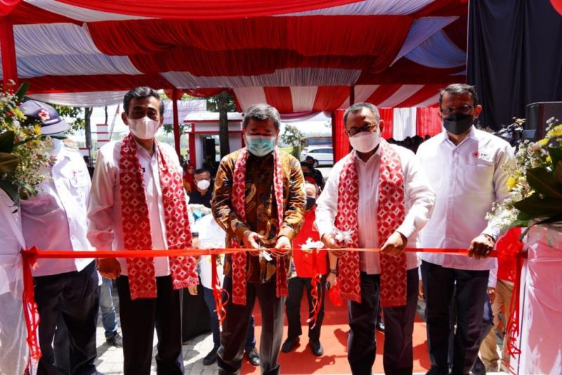 Bupati Garut, Rudy Gunawan, didampingi oleh Wakil Bupati Garut, dr. Helmi Budiman selaku Ketua PMI Garut meresmikan Gedung PMI Kabupaten Garut, Jalan Proklamasi, Desa Jayaraga, Kecamatan Tarogong Kidul', Kabupaten Garut, Kamis (3/2/2022).
(Foto: Deni Septyan/ Diskominfo Garut)