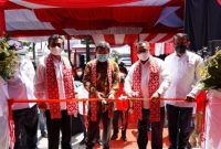 Bupati Garut, Rudy Gunawan, didampingi oleh Wakil Bupati Garut, dr. Helmi Budiman selaku Ketua PMI Garut meresmikan Gedung PMI Kabupaten Garut, Jalan Proklamasi, Desa Jayaraga, Kecamatan Tarogong Kidul', Kabupaten Garut, Kamis (3/2/2022).
(Foto: Deni Septyan/ Diskominfo Garut)