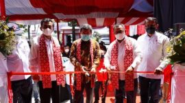 Bupati Garut, Rudy Gunawan, didampingi oleh Wakil Bupati Garut, dr. Helmi Budiman selaku Ketua PMI Garut meresmikan Gedung PMI Kabupaten Garut, Jalan Proklamasi, Desa Jayaraga, Kecamatan Tarogong Kidul', Kabupaten Garut, Kamis (3/2/2022).
(Foto: Deni Septyan/ Diskominfo Garut)