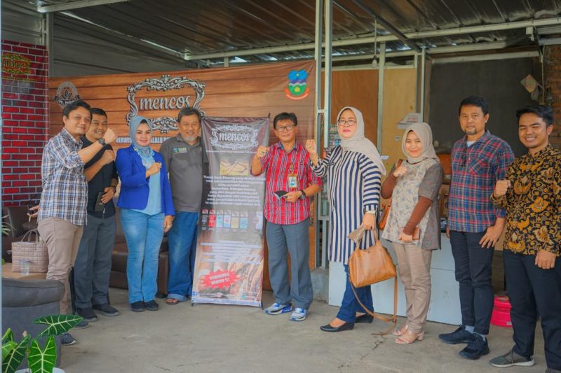 Kadisperindag dan ESDM Kab. Garut, NIa Gania Karyana, bersama jajarannya meninjau sentra produksi rokok bermerk Mencos, di Kecamatan Leles, Kab. Garut, Jum'at (28/1/2022). (Foto : Dok Disperindag dan ESDM Kab. Garut)