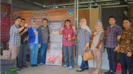 Kadisperindag dan ESDM Kab. Garut, NIa Gania Karyana, bersama jajarannya meninjau sentra produksi rokok bermerk Mencos, di Kecamatan Leles, Kab. Garut, Jum'at (28/1/2022). (Foto : Dok Disperindag dan ESDM Kab. Garut)