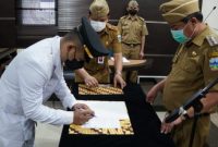Bupati Garut, Rudy Gunawan melantik 38 Pegawai Negeri Sipil (PNS) dalam Jabatan Administrasi dan Satu Pejabat Fungsional di lingkungan Pemkab Garut di Aula Rapat Setda, Jalan Pembangunan, Kecamatan Tarogong Kidul, Kabupaten Garut, Senin (7/2/2022).
(Foto: Deni Septyan/ Diskominfo Garut)
