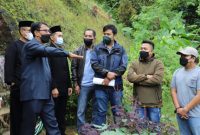 Wakil Bupati Garut, dr. Helmi Budiman melakukan monitoring pembangunan pasar modern yang berlokasi di Desa Pamalayan, Kecamatan Cisewu, Kabupaten Garut, Kamis (10/2/2022).
(Foto: Yogi Budiman/ Diskominfo Garut)