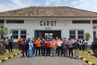 Bupati Garut, Rudy Gunawan, menerima secara langsung inspeksi dari Dirjen Perkeretaapian Kemenhub RI, Zulfikri, di Stasiun Cibatu, Kabupaten Garut, Minggu (13/2/2022). (Foto : Tim Diskominfo Garut).