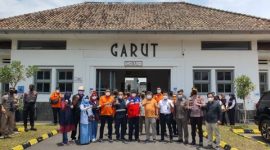 Bupati Garut, Rudy Gunawan, menerima secara langsung inspeksi dari Dirjen Perkeretaapian Kemenhub RI, Zulfikri, di Stasiun Cibatu, Kabupaten Garut, Minggu (13/2/2022). (Foto : Tim Diskominfo Garut).