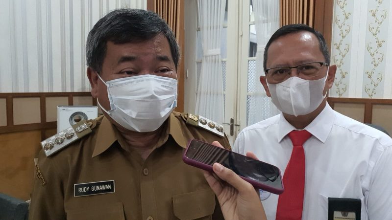 Bupati Garut, Rudy Gunawan didampingi  Kepala Kantor Pelayanan Pajak (KPP) Pratama mengimbau masyarakat Garut khususnya Aparatur Sipil Negara (ASN) untuk membayar pajak tepat waktu melalui fitur e-filling di Ruang Pamengkang, Kecamatan Garut Kota, Kabupaten Garut, Senin (14/2/2022).
(Foto/video : Deni Septyan/ Diskominfo Garut)