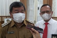 Bupati Garut, Rudy Gunawan didampingi  Kepala Kantor Pelayanan Pajak (KPP) Pratama mengimbau masyarakat Garut khususnya Aparatur Sipil Negara (ASN) untuk membayar pajak tepat waktu melalui fitur e-filling di Ruang Pamengkang, Kecamatan Garut Kota, Kabupaten Garut, Senin (14/2/2022).
(Foto/video : Deni Septyan/ Diskominfo Garut)