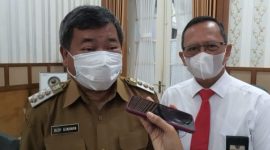Bupati Garut, Rudy Gunawan didampingi  Kepala Kantor Pelayanan Pajak (KPP) Pratama mengimbau masyarakat Garut khususnya Aparatur Sipil Negara (ASN) untuk membayar pajak tepat waktu melalui fitur e-filling di Ruang Pamengkang, Kecamatan Garut Kota, Kabupaten Garut, Senin (14/2/2022).
(Foto/video : Deni Septyan/ Diskominfo Garut)