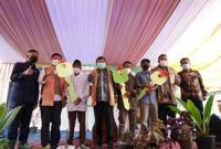 Bupati Garut, Rudy Gunawan, menyerahkan secara simbolis kunci rumah kepada perwakilan penyintas bencana longsor dan pergerakan tanah, yang berlokasi di Desa Karyamekar, Kecamatan Cilawu, Kabupaten Garut, Selasa (15/2/2022). (Foto : Deni Seftiana/Diskominfo Garut).
