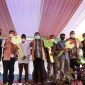 Bupati Garut, Rudy Gunawan, menyerahkan secara simbolis kunci rumah kepada perwakilan penyintas bencana longsor dan pergerakan tanah, yang berlokasi di Desa Karyamekar, Kecamatan Cilawu, Kabupaten Garut, Selasa (15/2/2022). (Foto : Deni Seftiana/Diskominfo Garut).