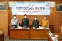 Wakil Bupati Garut, dr. Helmi Budiman menghadiri acara Pelatihan BUMDes yang diinisiasi DPMD Garut di Bank BJB Garut, Jalan Ahmad Yani, Kecamatan Garut Kota, Kabupaten Garut, Selasa (15/2/2022).
(Foto: Yogi Budiman/ Diskominfo Garut)