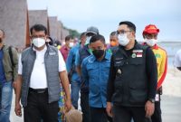 Gubernur Jabar, Ridwan Kamil didampingi Wabup Garut, dr. Helmi Budiman meresmikan wajah baru Pantai Sayangheulang yang berlokasi di Desa Mancagahar, Kecamatan Pameungpeuk, Kabupaten Garut, Minggu (20/2/2022). 
(Foto: Yogi Budiman/Diskominfo Garut)