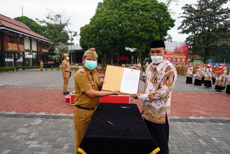 Pelaksanaan apel gabungan terbatas yang dilaksanakan di Lapangan Setda Garut, Jalan Pembangunan, Kecamatan Tarogong Kidul, Kabupaten Garut, Senin (21/02/2022). (Foto : Deni Seftiana/Diskominfo Garut).