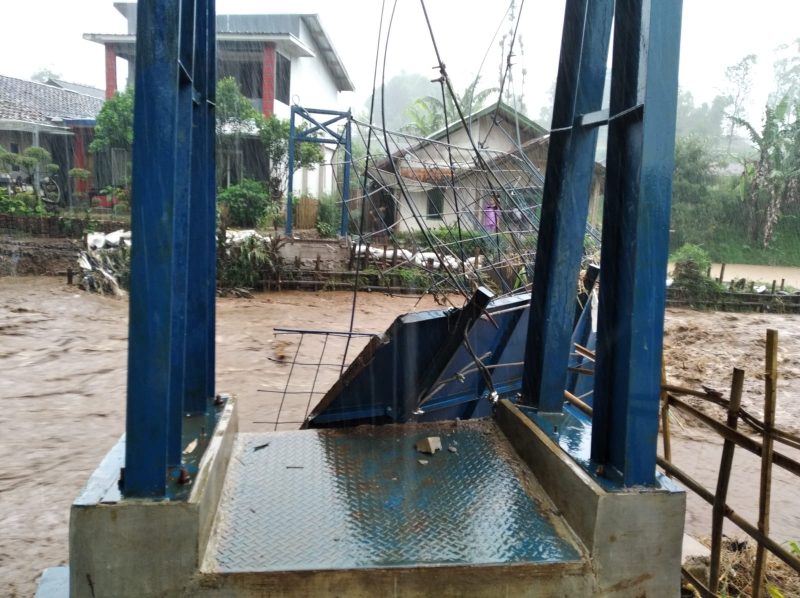 Kepala Pelaksana BPBD Garut, Satribudi, meninjau langsung kondisi lokasi banjir di Kecamatan Cisurupan dan Kecamatan Cikajang, Kabupaten Garut, Rabu (23/2/2022)