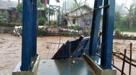 Kepala Pelaksana BPBD Garut, Satribudi, meninjau langsung kondisi lokasi banjir di Kecamatan Cisurupan dan Kecamatan Cikajang, Kabupaten Garut, Rabu (23/2/2022)