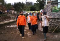 Wakil Bupati Garut, dr. Helmi Budiman meninjau secara langsung lokasi terdampak banjir bandang di Kecamatan Cisurupan, Kabupaten Garut, Kamis (24/2/2022).
(Foto: Yogi Budiman/ Diskominfo Garut)