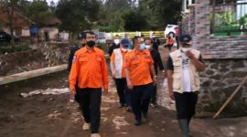 Wakil Bupati Garut, dr. Helmi Budiman meninjau secara langsung lokasi terdampak banjir bandang di Kecamatan Cisurupan, Kabupaten Garut, Kamis (24/2/2022). 
(Foto: Yogi Budiman/ Diskominfo Garut)