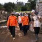 Wakil Bupati Garut, dr. Helmi Budiman meninjau secara langsung lokasi terdampak banjir bandang di Kecamatan Cisurupan, Kabupaten Garut, Kamis (24/2/2022). 
(Foto: Yogi Budiman/ Diskominfo Garut)