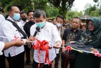 Pelaksanaan peresmian jalan poros penghubung Kecamatan Pakenjeng dan Kecamatan Cikelet, yang berlokasi di Desa Neglasari, Kecamatan Pakenjeng, Kabupaten Garut, Rabu (9/2/2022). (Foto : Deni Seftiana/Diskominfo Garut).