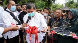 Pelaksanaan peresmian jalan poros penghubung Kecamatan Pakenjeng dan Kecamatan Cikelet, yang berlokasi di Desa Neglasari, Kecamatan Pakenjeng, Kabupaten Garut, Rabu (9/2/2022). (Foto : Deni Seftiana/Diskominfo Garut).