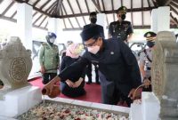 Wakil Bupati Garut, dr. Helmi Budiman, menabur bunga di makam Bupati Garut pertama, RAA Adiwijaya, yang berlokasi di TPU Cipeujeuh, Kelurahan Paminggir, Kecamatan Garut Kota, Kabupaten Garut, Selasa (15/2/2022). (Foto : Yogi Budiman/Diskominfo Garut).