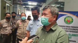 Bupati Garut, Rudy Gunawan, melakukan pengecekan sekaligus melaksanakan Rapat Terbatas (Ratas) bersama jajaran direksi dan Dewan Pengawas Rumah Sakit Umum Daerah (RSUD) dr. Slamet Garut, Selasa (8/3/2022). (Foto : Deni Seftiana/Diskominfo Garut).