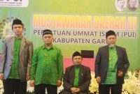 TERPILIH. KH Iwan Kurnaiwan, SH, M.M.Pd.,(dua dari kiri) terpilih menjadi Ketua DPD PUI KAbupaten Garut