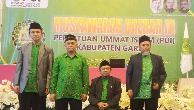 TERPILIH. KH Iwan Kurnaiwan, SH, M.M.Pd.,(dua dari kiri) terpilih menjadi Ketua DPD PUI KAbupaten Garut