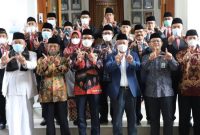 Wakil Bupati (Wabup) Garut, memberikan sambutan dalam acara pelantikan Perwakilan Pengurus Badan Wakaf Indonesia (BWI) Garut, di Ruang Pamengkang, Jalan Kabupaten, Kecamatan Garut Kota, Kabupaten Garut, Kamis (24/3/2022).