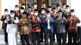 Wakil Bupati (Wabup) Garut, memberikan sambutan dalam acara pelantikan Perwakilan Pengurus Badan Wakaf Indonesia (BWI) Garut, di Ruang Pamengkang, Jalan Kabupaten, Kecamatan Garut Kota, Kabupaten Garut, Kamis (24/3/2022).