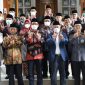 Wakil Bupati (Wabup) Garut, memberikan sambutan dalam acara pelantikan Perwakilan Pengurus Badan Wakaf Indonesia (BWI) Garut, di Ruang Pamengkang, Jalan Kabupaten, Kecamatan Garut Kota, Kabupaten Garut, Kamis (24/3/2022).