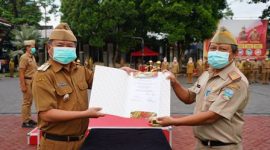 Bupati Garut, Rudy Gunawan, melantik Ketua dan Anggota Dewas RSUD. dr. Slamet Garut, pada pelaksanaan Apel Gabungan Terbatas yang dilaksanakan di Lapangan Setda Garut, Jalan Pembangunan, Kecamatan Tarogong Kidul, Kabupaten Garut, Senin (7/3/2022)