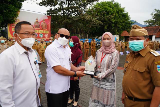 SERAHKAN. Deputi Direktur BPJS Ketenagakerjaan Wilayah Jawa Barat, Suwilwan Rachmat menyerahkan Plakat Penghargaan Tertib Administrasi Program BPJamsostek Tahun 2021, di Lapang Setda Garut, Senin (7/3/2022)