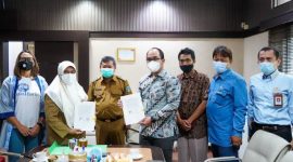 upati Garut, Rudy Gunawan menerima kunjungan kerja sekaligus melakukan Penandatanganan Perjanjian Kerjasama dengan Perusahaan Chandra Asri dan Bakti Barito Foundation atau Yayasan Bakti Barito  di Kantor Bupati Garut, Jalan Pembangunan, Kecamatan Tarogong Kidul, Kabupaten Garut, Senin (7/3/2022). 