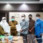 upati Garut, Rudy Gunawan menerima kunjungan kerja sekaligus melakukan Penandatanganan Perjanjian Kerjasama dengan Perusahaan Chandra Asri dan Bakti Barito Foundation atau Yayasan Bakti Barito  di Kantor Bupati Garut, Jalan Pembangunan, Kecamatan Tarogong Kidul, Kabupaten Garut, Senin (7/3/2022). 