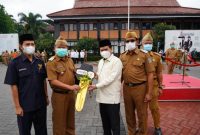 Bupati Garut, Rudy Gunawan dan Ketua BAZNAS Garut, Abdullah Effendi secara simbolis menerima bantuan satu unit kendaraan operasional rescue dari BAZNAS RI untuk BAZNAS Kabupaten Garut, di Lapang Sekretariat Daerah, Jalan Pembangunan, Kecamatan Tarogong Kidul, Kabupaten Garut, Senin (7/3/2022).