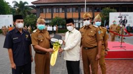 Bupati Garut, Rudy Gunawan dan Ketua BAZNAS Garut, Abdullah Effendi secara simbolis menerima bantuan satu unit kendaraan operasional rescue dari BAZNAS RI untuk BAZNAS Kabupaten Garut, di Lapang Sekretariat Daerah, Jalan Pembangunan, Kecamatan Tarogong Kidul, Kabupaten Garut, Senin (7/3/2022).