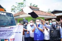 Gubernur Jawa Barat M Ridwan Kamil melepas ekspor kopi dan penyerahan Kredit Usaha Rakyat (KUR) kepada petani milenial Jabar binaan IPB University dan Astra Internasional di Desa Mekarsari Kecamatan Cikajang, Kabupaten Garut, Selasa (2/3/2022). (Muhamad Azi Zuhakim & Nindi Nurdiyanti/Diskominfo Garut).