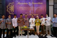 POTO BERSAMA. General Manager Hotel Harmoni Garut Ageng Sutadiredja berpoto bersama karayawan Hotel Harmoni usai mealskanakan pengaian menjelang Ramadhan, Jumat (25/3/2022)